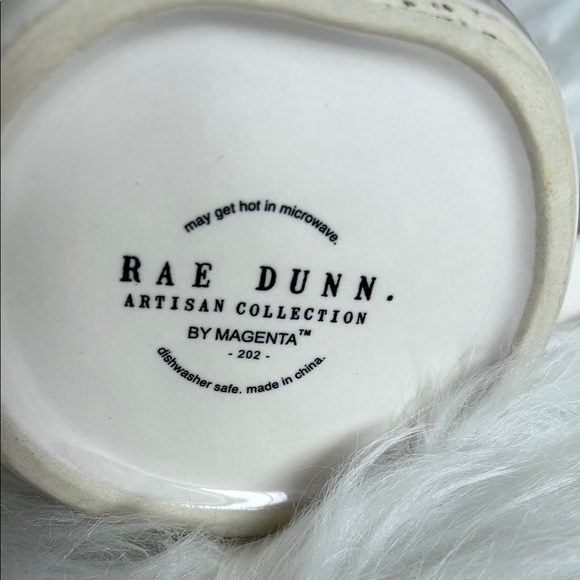 White and Red Heart Design Mug Set - Picture 4 of 4